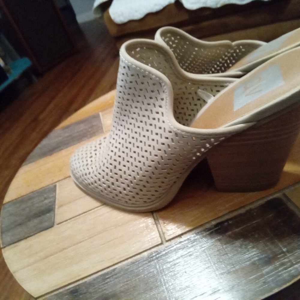 DV by Dolce Vita Women's Perforated Tan Kenli Heeled Mules Size 8. 3 3/4" Heel - Picture 8 of 13